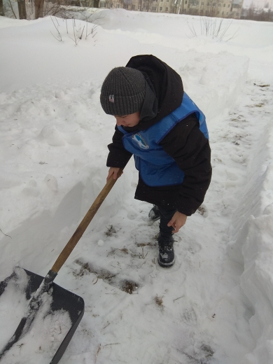 Волонтеры Комсомольского Доброцентра провели уборку снега