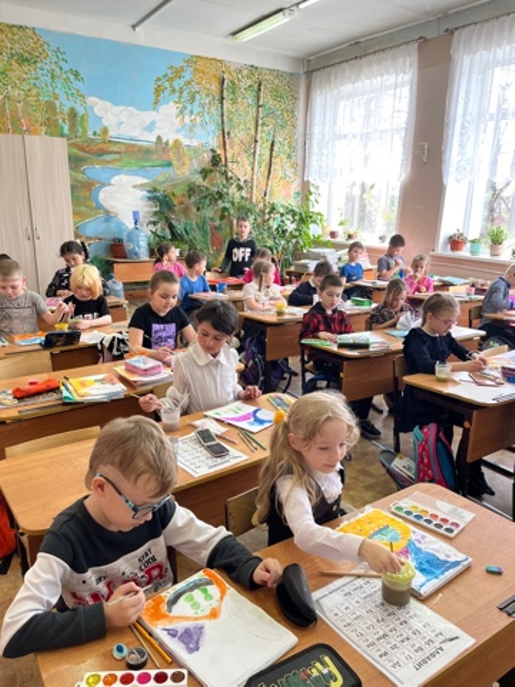 11 апреля в СOШ-2 в 1 и 3 классах, проводились занятия педагогом Комсомольского ДДТ, по изобразительному искусству